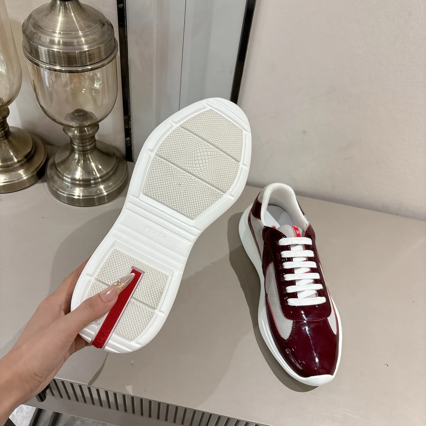 👟👟Ex-factory price 520👟👟 (Top version) Prada casual sports shoes, fashionable thick-soled casual loafers, unique taste, loved by everyone and easy to control, popular every year. There is also a versatile classic shoe last, which is enough to conquer you, wear it, increase the height and casualness, simple and handsome on the feet. The fabric is imported patent leather, the inner foot pad is soft and delicate, and the breathable mesh fabric is comfortable, ip Foam mold anti-slip lightweight outsole